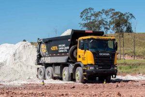 Scania mostra novos serviços, motores e caminhões