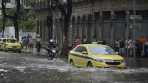 Carros de enchente: saiba como fugir deles