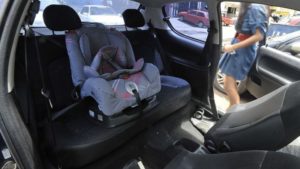 Cartilha orienta pais sobre transporte de crianças em veículos