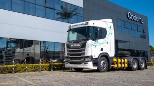 Caminhões à gás da Scania começam a rodar pelo Brasil